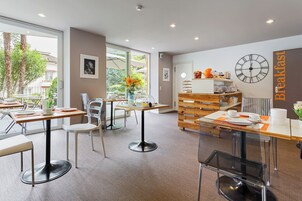 Se ofrece un desayuno bufé (20.00 CHF por persona)