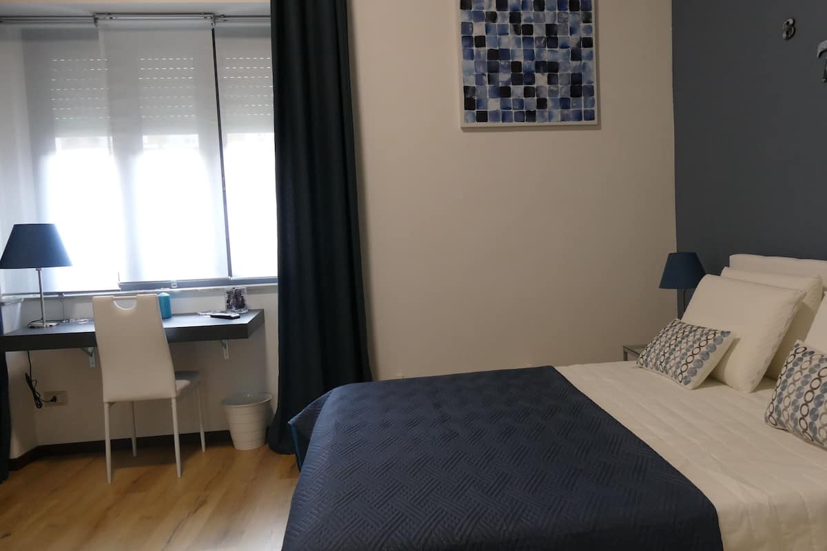 Tremannsrom – comfort, flere senger, ikke-røyk | Sengetøy av topp kvalitet, dundyner, safe på rommet og skrivebord