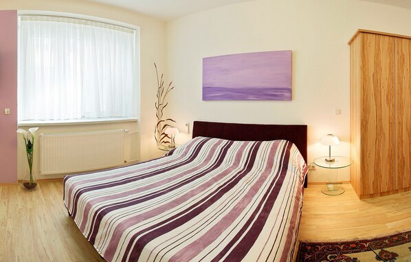 Studio Suite, 1 Queen Bed with Sofa bed | Premium bedding, in-room safe, iron/ironing board, free cots/infant beds