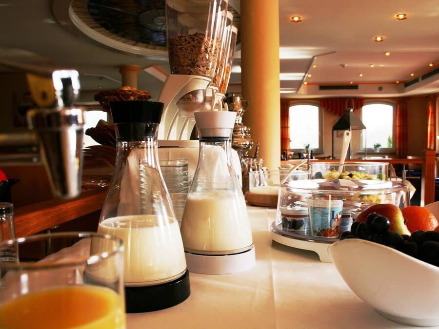 Daily continental breakfast (EUR 10.00 per person)