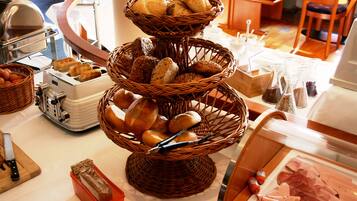 Desayuno continental diario (EUR 10.00 por persona)