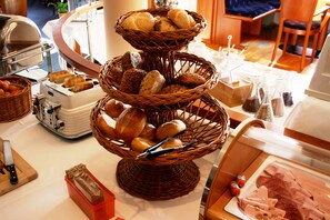 Café da manhã continental todos os dias mediante uma taxa