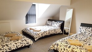 Rumah, beberapa kamar | 7 kamar tidur, meja kerja, dan setrika/meja setrika