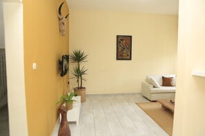 Villa clásica, 3 habitaciones, baño privado, vista al patio | Área de sala de estar | Televisión LCD de 32 pulgadas con canales por cable y televisión