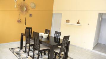 Classic Villa, 3 Bedrooms, Private Bathroom, Courtyard View | In-room dining