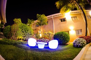 Una piscina al aire libre (de 08:00 a 20:00), tumbonas