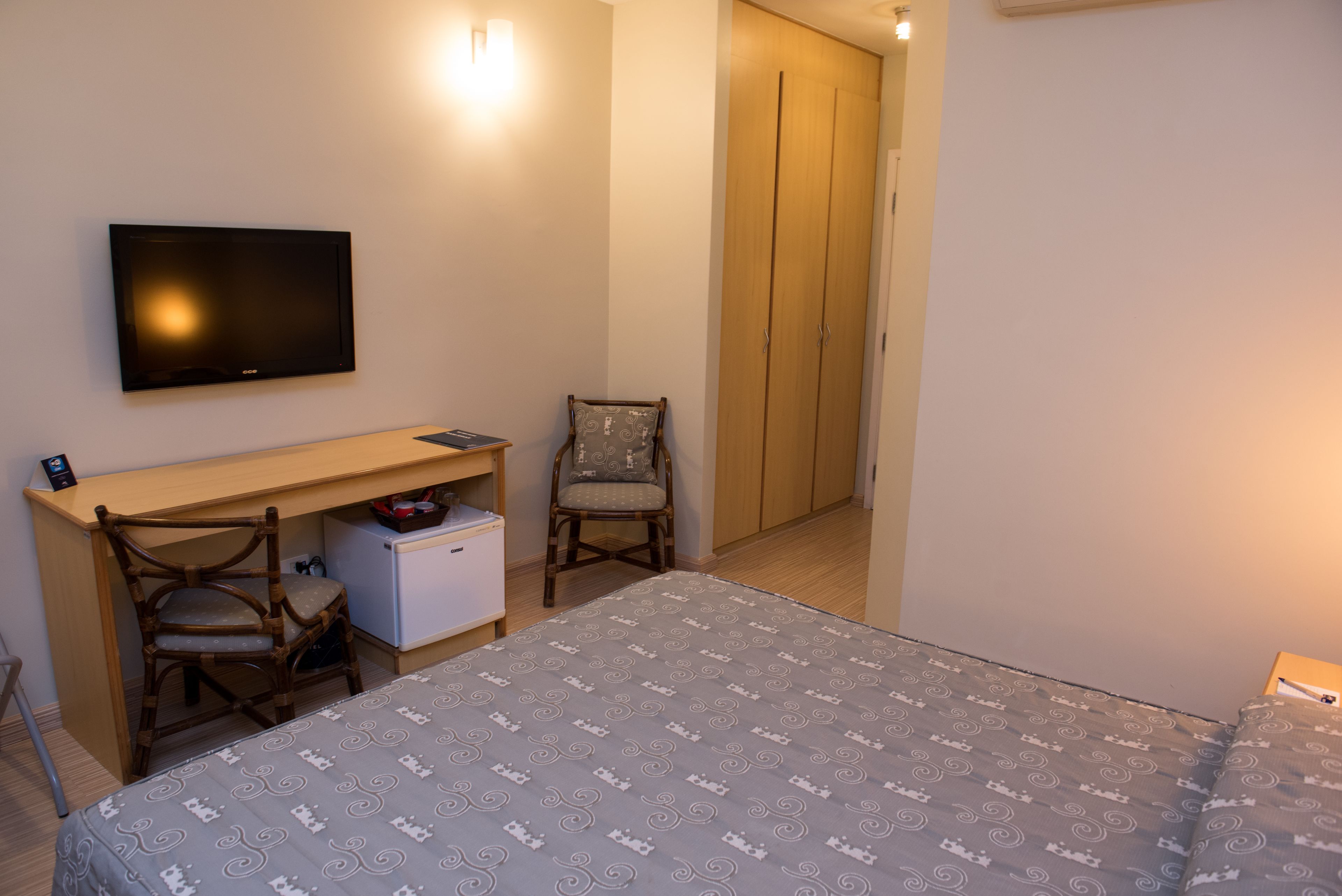 double room, 1 queen bed | minibar, in-room safe, desk, blackout curtains