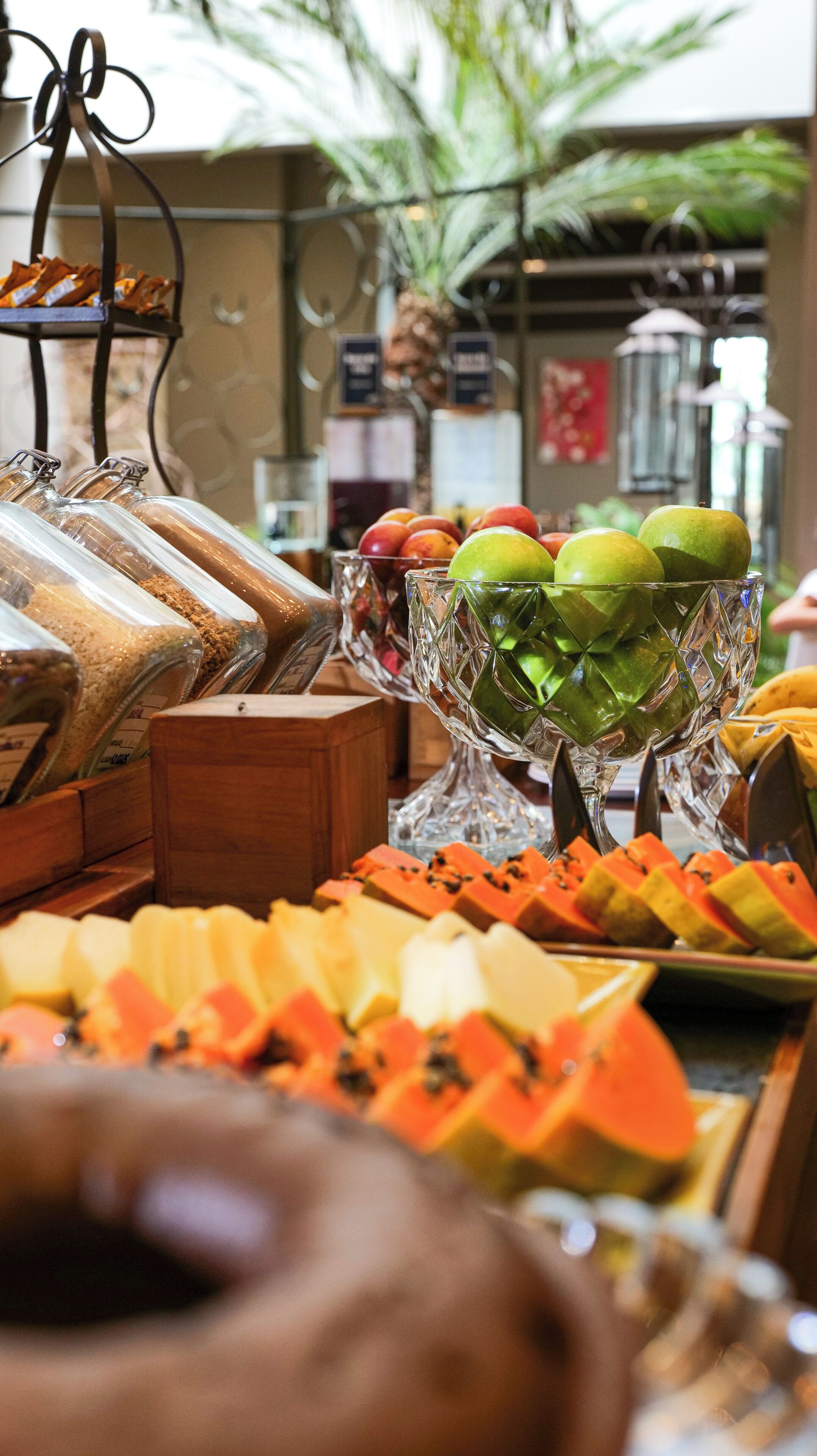 Un bufé con diversos alimentos, incluyendo frutas y cereales.