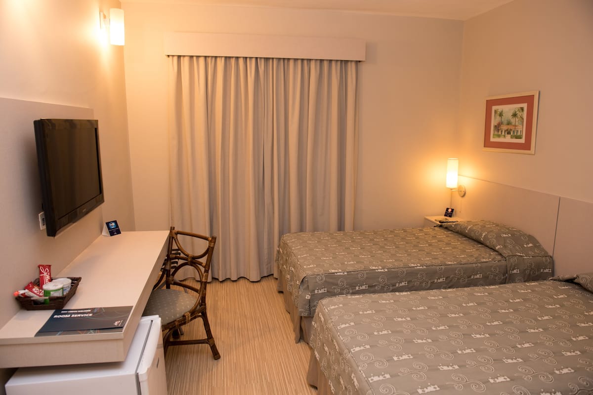Twin Room | Bar mini, peti besi dalam bilik, meja, langsir/tirai gelap terus