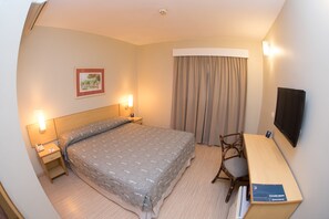 Doppelzimmer, 1 Queen-Bett | Minibar, Zimmersafe, Schreibtisch, Verdunkelungsvorhänge