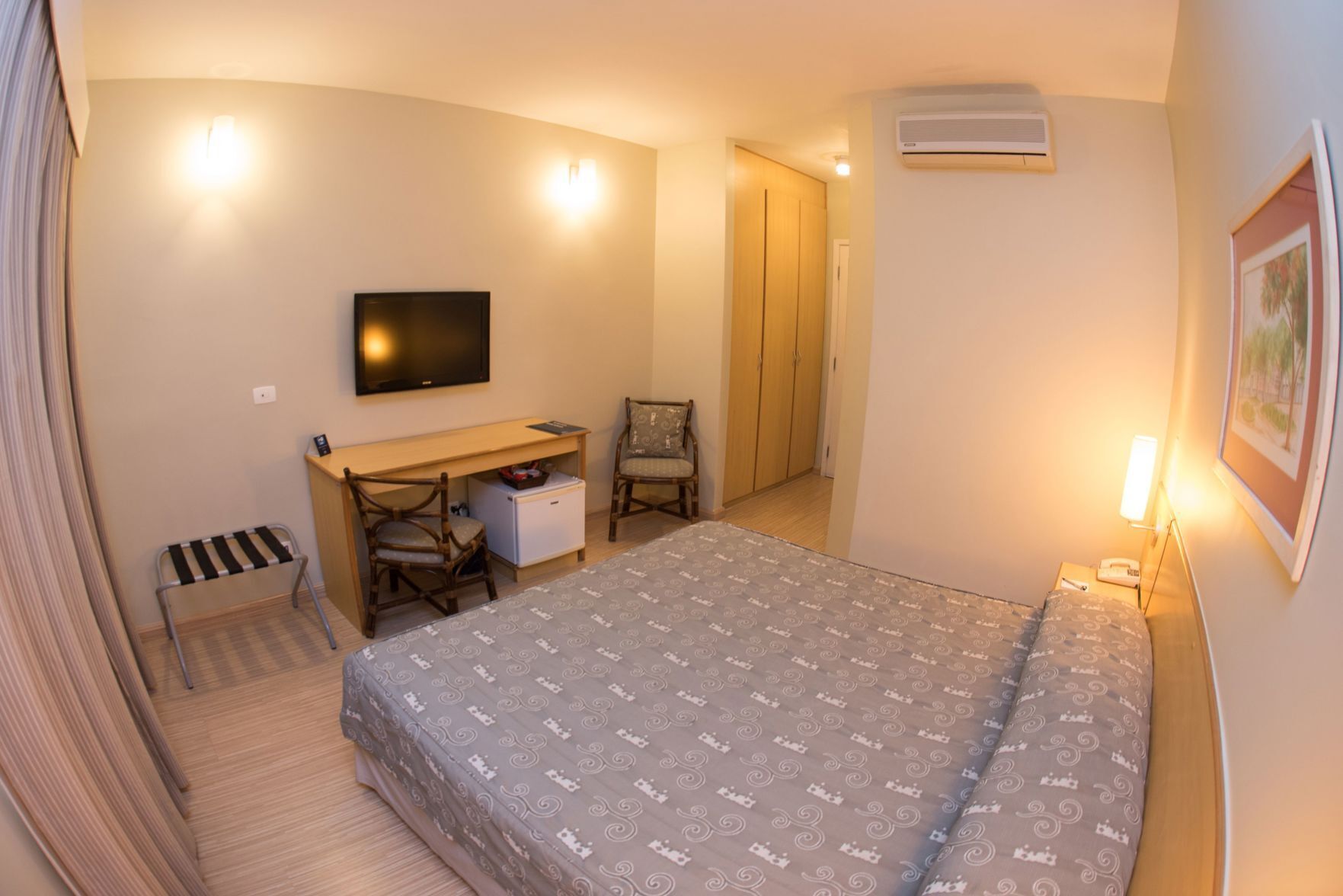 Minibar, caja de seguridad en la habitación y escritorio 