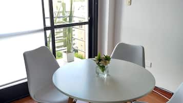 Apartamento, 1 habitación | Servicio de comidas en la habitación