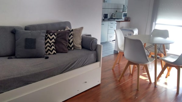 Departamento, 1 habitación | Sala de estar | Televisión de pantalla plana y películas con cargo 