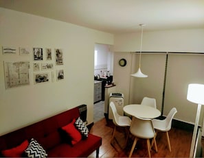 Departamento, 1 habitación | Área de sala de estar | Televisión de pantalla plana y películas con cargo 