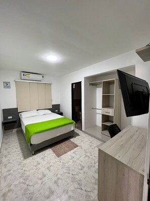 Escritorio, tabla de planchar con plancha, wifi gratis y ropa de cama