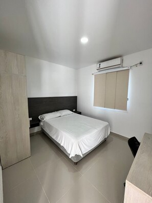 Escritorio, tabla de planchar con plancha, wifi gratis y ropa de cama