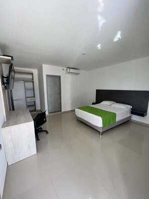 Habitación doble | Escritorio, tabla de planchar con plancha, wifi gratis y ropa de cama