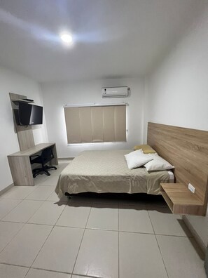 Een bureau, een strijkplank/strijkijzer, gratis wifi, beddengoed