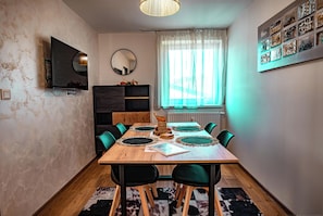 Studio Suite dành cho gia đình | Bếp riêng | Tủ lạnh, lò nướng, bếp nấu, ghế cao cho trẻ em 