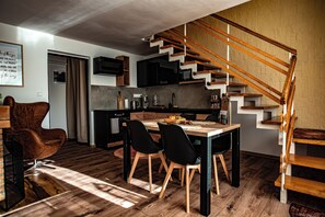 Loft familiar | Cocina privada | Refrigerador con congelador, horno, parrilla de estufa y periquera 