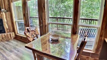 Winery Chateau Treehouse #12 | 1 habitación, tabla de planchar con plancha y wifi gratis