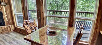Oak Crest Cottages & Treehouses