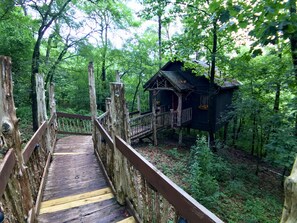 Winery Chateau Treehouse #12 | Iron/ironing board, free WiFi - Oak Crest Cottages & Treehouses (Eureka Springs)