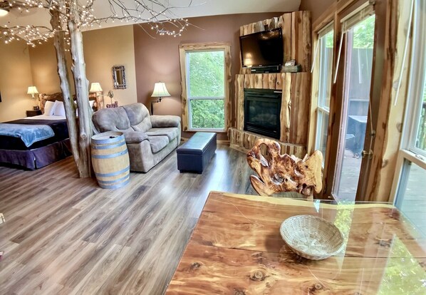 Winery Chateau Treehouse #12 | Iron/ironing board, free WiFi - Oak Crest Cottages & Treehouses (Eureka Springs)