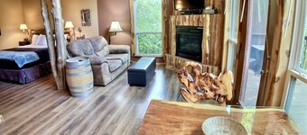 Oak Crest Cottages & Treehouses