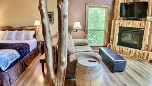 Winery Chateau Treehouse #12 | Iron/ironing board, free WiFi - Oak Crest Cottages & Treehouses (Eureka Springs)