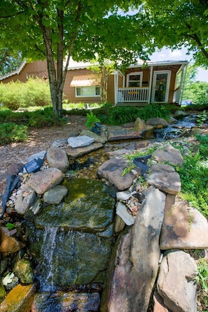 Front of property - Oak Crest Cottages & Treehouses (Eureka Springs)