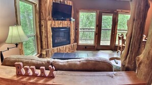 Winery Chateau Treehouse #12 | Iron/ironing board, free WiFi - Oak Crest Cottages & Treehouses (Eureka Springs)