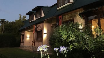 واجهة المنشأة - في المساء/الليل