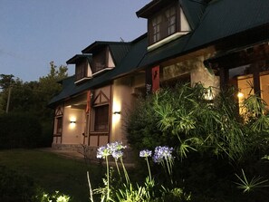 Front of property – evening/night - Hotel Prater (Villa General Belgrano)