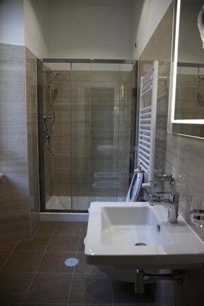 Shower, rainfall showerhead, free toiletries, hair dryer