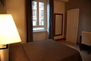 Egyptian cotton sheets, premium bedding, memory-foam beds, minibar - Federica's Apartment in Rome (Rome)