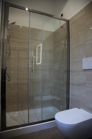 ฝักบัว, เรนชาวเวอร์, ของใช้ในห้องน้ำฟรี, ไดร์เป่าผม