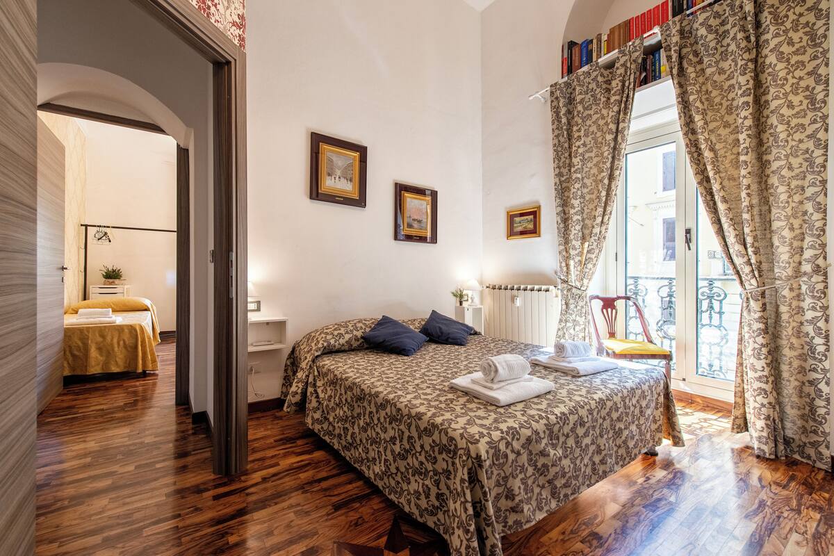 คลาสสิกอพาร์ทเมนท์, 3 ห้องนอน, วิวเมือง | เครื่องนอนระดับพรีเมียม, ตู้นิรภัยในห้องพัก, โต๊ะทำงาน, ห้องเก็บเสียง