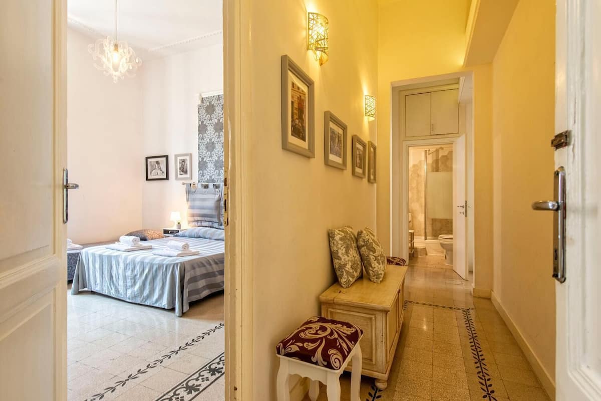 Comfort appartement, 3 slaapkamers, uitzicht op stad | Luxe beddengoed, een kluis op de kamer, een bureau, geluiddichte muren