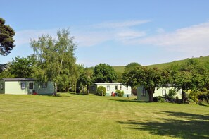 Garden view - Bridleways Guest House & Holiday Homes (Mansfield)