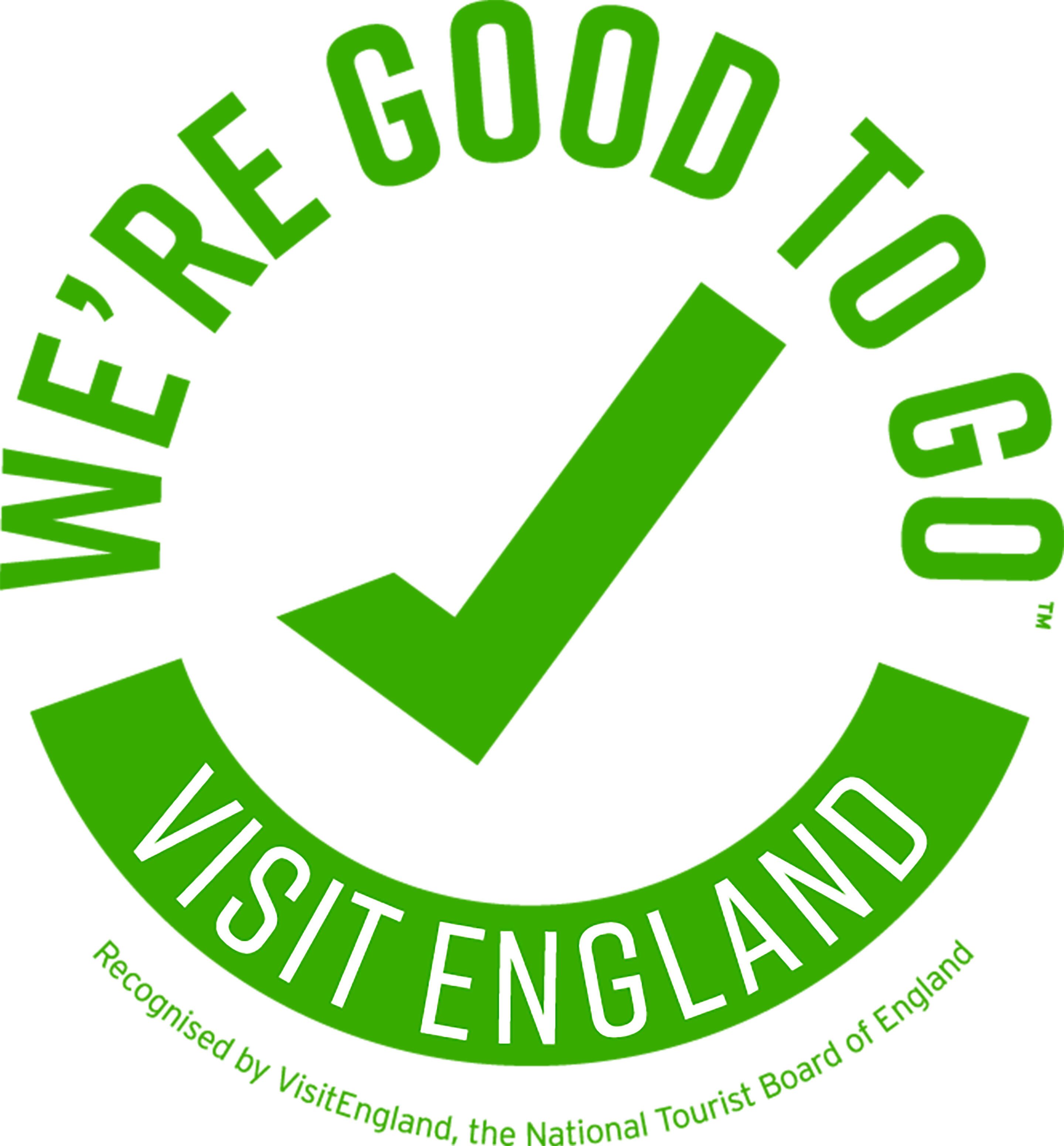 Un logo circulaire vert avec le texte « TOUT EST PRÊT, VOYAGEZ EN ANGLETERRE » et une coche.
