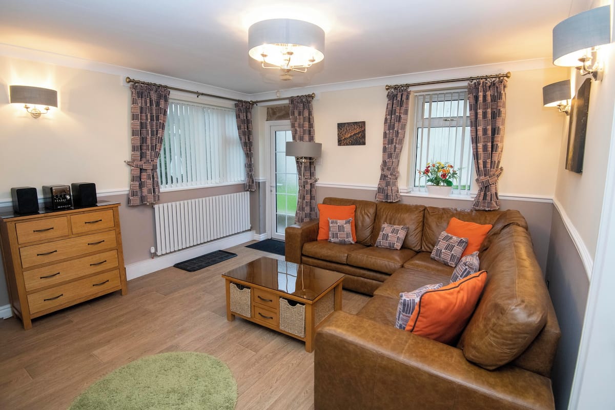 Ploughman's Cottage - Pet Friendly | Living area