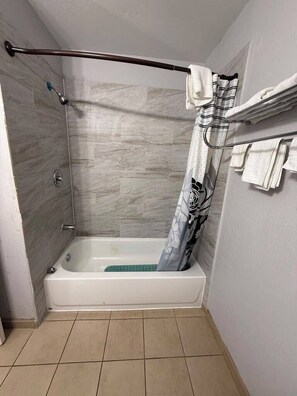 客房, 1 张大床, 吸烟房 | 浴室 | 免费洗浴用品、毛巾、肥皂、洗发水