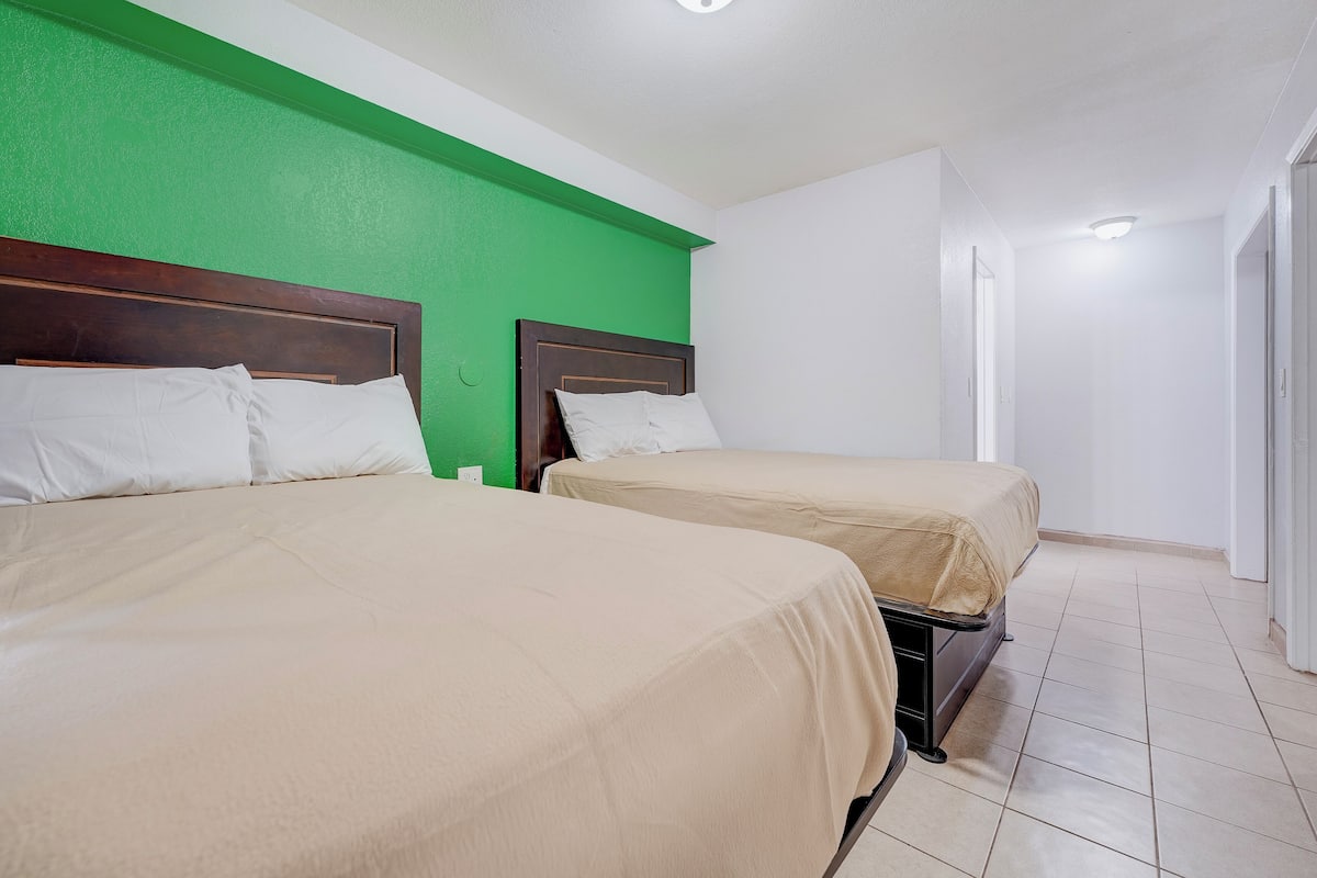 Escritorio, wifi gratis y ropa de cama