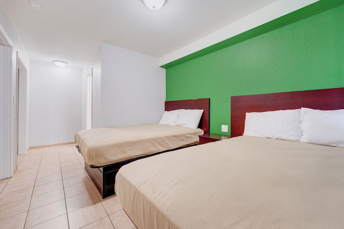 Escritorio, wifi gratis y ropa de cama