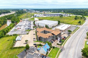 Zona industrial con edificios grandes, estacionamientos y un río.