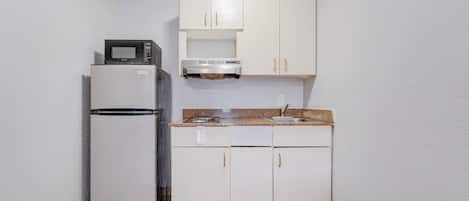 Premium Room, Smoking, Kitchenette (2 Full Bed) | Private kitchenette | Coffee/tea maker, mini-fridge, microwave, dining table