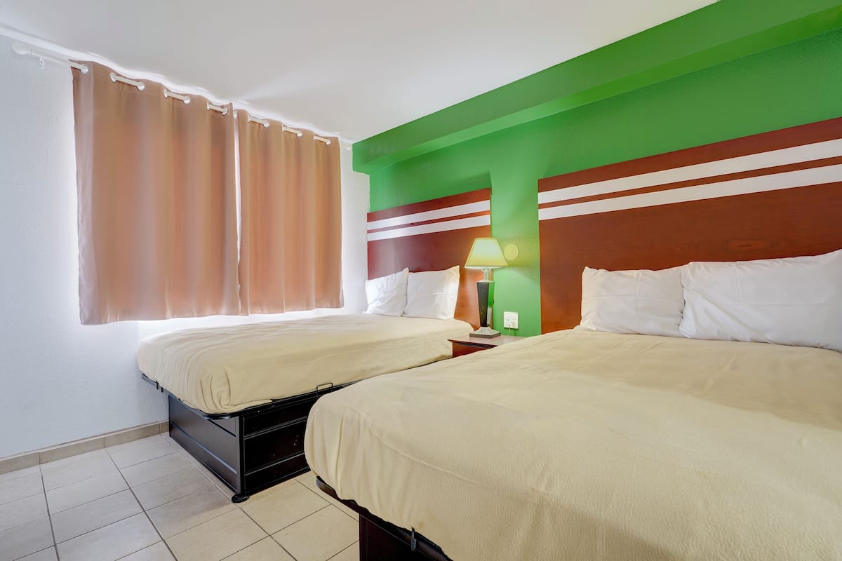 Escritorio, wifi gratis y ropa de cama