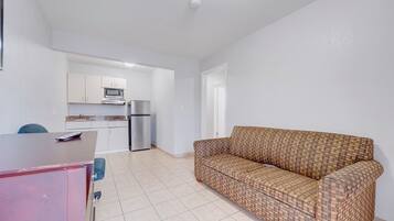 Habitación Premium, cocina básica (2 Full Bed) | Escritorio, wifi gratis, ropa de cama