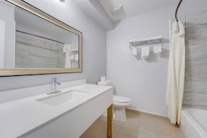 Suite, 1 cama King size, cocineta | Baño | Amenidades de baño gratuitas y toallas